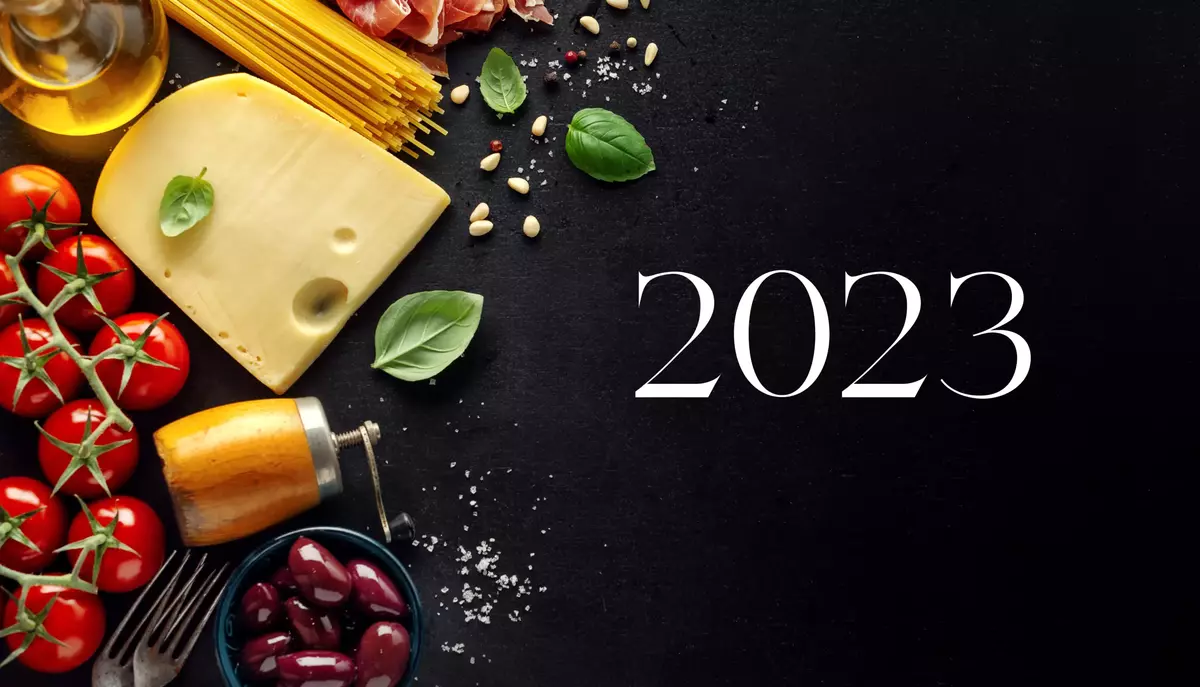 Bilde av matvarer som ost, tomat, oliven, pasta, basilikum og olje.