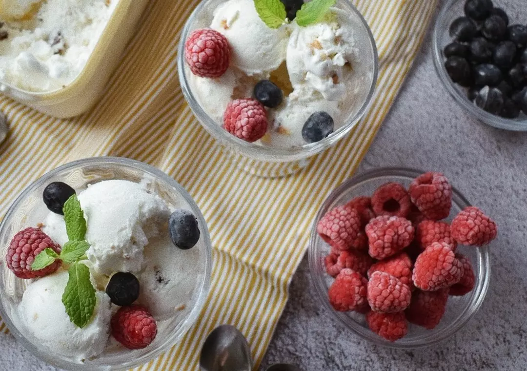 Dessertskåler med is og bær