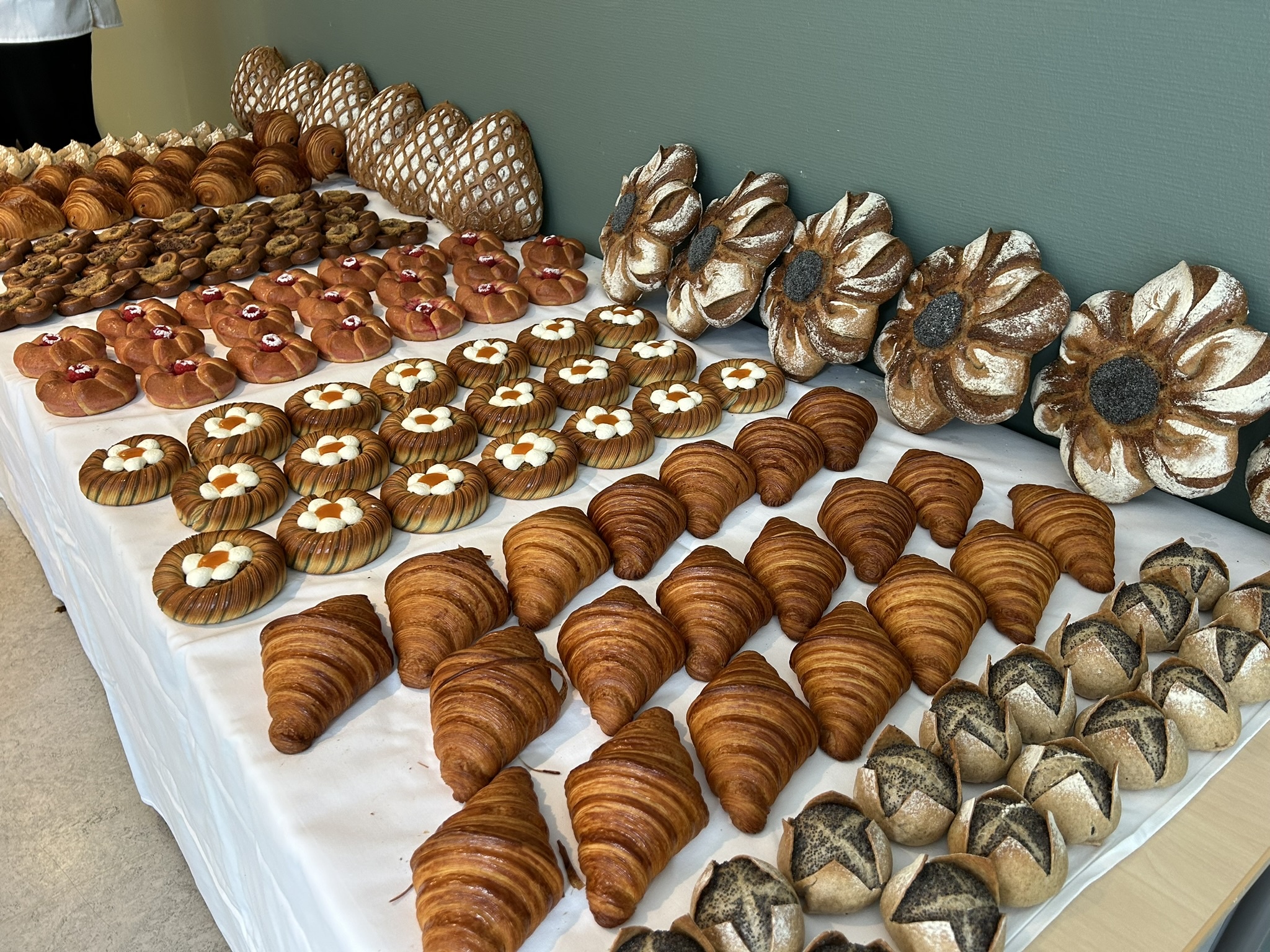 Produktene Philip Therkildsen leverte i konkurransen NM Årets Baker, ulike bakeriprodukter er oppstilt på et bord.